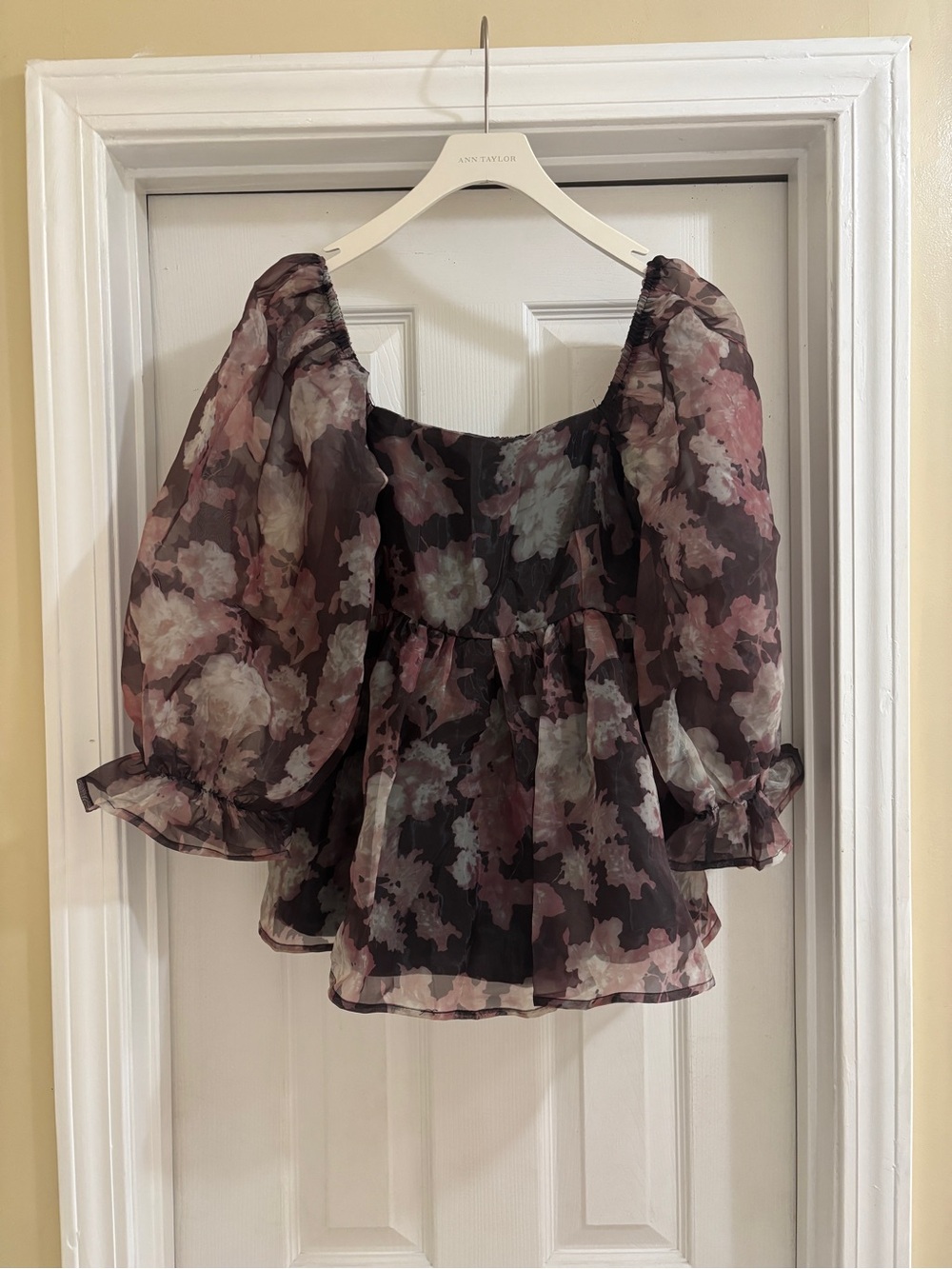 Entro Floral Puff-Sleeve Peplum Blouse in Mauve & Black